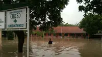 Hujan deras yang mengguyur pantura barat Jawa Tengah sejak dua hari terakhir mengakibatkan ribuan rumah di 15 kecamatan di Kabupaten Tegal, Kota Tegal, dan Kabupaten Brebes, terendam banjir. (Liputan6.com/Fajar Eko Nugroho)