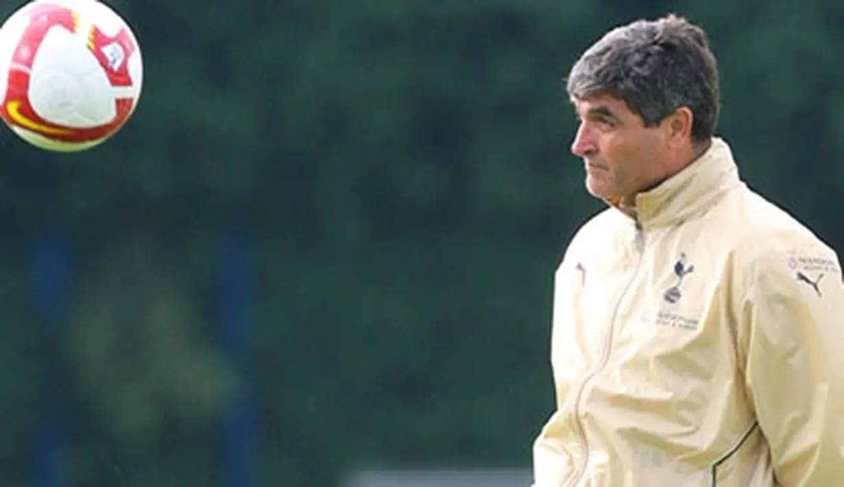 Tottenham Hotspur manager Juande Ramos attends a team training session in Chigwell, Essex, on September 26, 2008. Tottenham will play against Portsmouth in the Premiership on Sunday September 28, 2008. AFP PHOTO/Carl de Souza