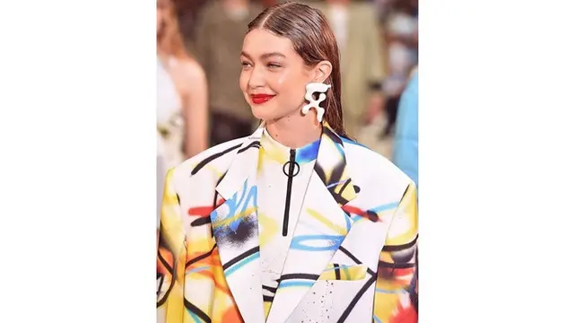 Pamer Keakraban Dengan Kris Wu, Ini 6 Potret Cantik Gigi Hadid