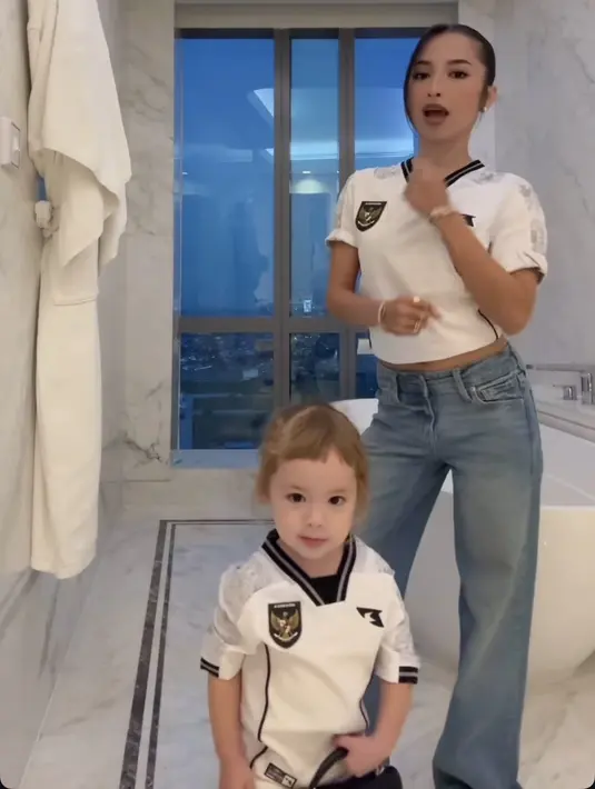 <p>Jennifer dan Kamari pun kompak mengenakan Jersey Indonesia warna putih. Jennifer pun memadukannya dengan celana denim panjang. [@jennifercoppenreal20]</p>