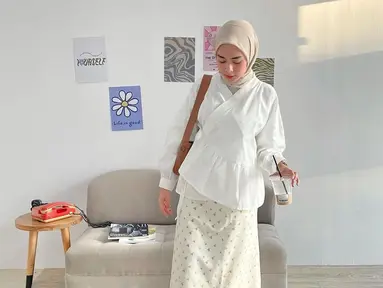 Gaya penampilan Dianty Annisa selalu mencuri perhatian. Terutama saat ia tampild dengan OOTD putih yang semakin membuatnya terlihat cerah. Gaya kece Dianty ini sukses bikin netizen terkesima. (Liputan6.com/IG/@diantyy.a)