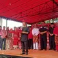 Pasangan Bakal Calon Nuyanto-Hardi Selamat mengenakan pakaian Teluk Belanga (Baju Adat Melayu) berwarna merah putih menyimbolkan antara Nasionalis dan Religius. Foto: liputan6.com/ajang nurdin&nbsp;