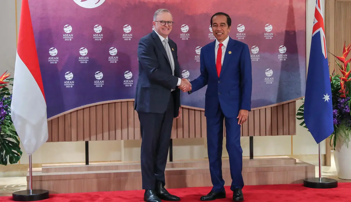 Presiden Indonesia Joko Widodo (kanan) bersalaman dengan Perdana Menteri Australia Anthony Albanese selama pertemuan bilateral mereka di sela-sela KTT Perhimpunan Bangsa-Bangsa Asia Tenggara (ASEAN) di Jakarta, Kamis, 7 September 2023. (Bagus Indahono/Pool Photo via AP)