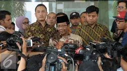 Koordinator Presidium KAHMI, Mahfud MD memberikan keterangan di Gedung KPK, Jakarta, Jumat (13/5/2016). Mahfud mengatakan, KAHMI telah melaporkan Saut kepada kepolisian, dan proses itu akan terus berlanjut. (Liputan6.com/Helmi Afandi)