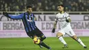 Gelandang AC Milan, Suso, berebut bola dengan bek Atalanta, Luis Palomino, pada laga Serie A di Stadion Atleti Azzurri d'Italia di Bergamo, Sabtu (16/2). Atalanta kalah 1-3 dari Milan. (AFP/Miguel Medina)