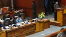 Ketua Badan Pemeriksa Keuangan (BPK) Harry Azhar Aziz (kanan) menyampaikan laporan dalam Rapat Paripurna DPR, Jakarta, Selasa (2/12/2014). (Liputan6.com/Andrian M Tunay)