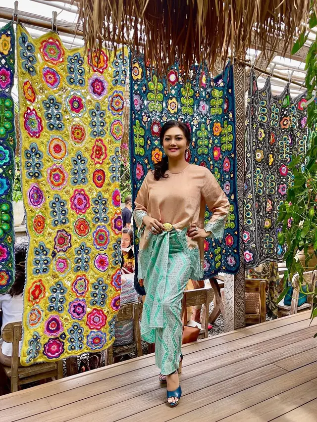 6 Outfit Ibu Pejabat Ala Bella Saphira, Inspirasi Tampil Elegan untuk Usia 50-an