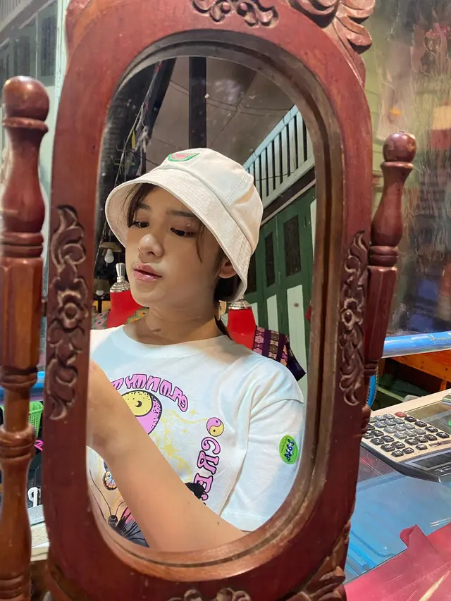 Tampil Kasual, Ini 6 Gaya Liburan Tiara Andini saat di Thailand