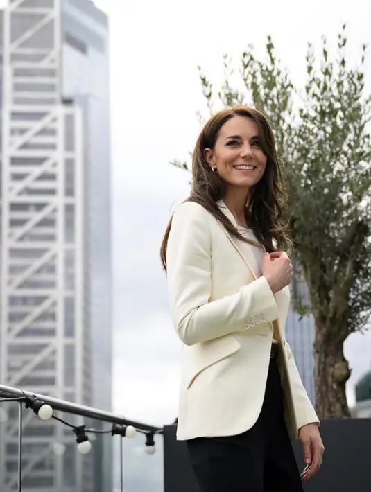 Ia pun nampak elegan nan anggun mengenakan blazer putih dipadukan celana hitamnya. 
 @princeandprincessofwales