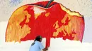 Seniman Saimir Strati saat membuat karya seni mozaik dari sedotan plastik di Fier, Albania, Jumat (18/7/14). (REUTERS/Arben Celi)