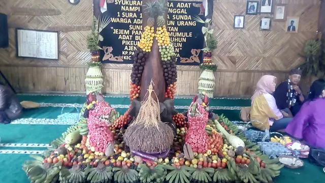 Tumpukan sesajen dengan bahan dasar buah-buahan dan sayuran hasil pertanian komunitas sunda wiwitan madrais Garut, Jawa Barat