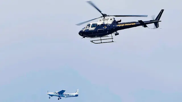 Helikopter dan pesawat mengelilingi area pengejaran pelaku penerobosan kantor FBI di Cincinnati, AS. (AP)