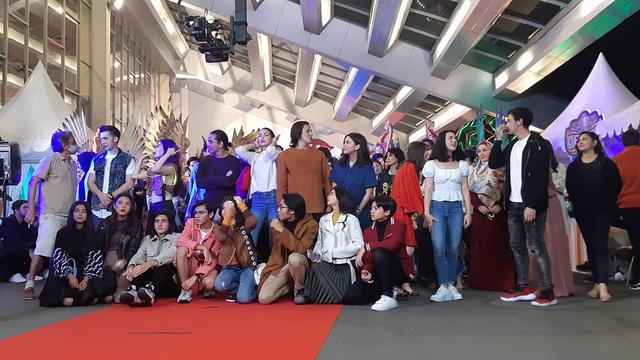 6 Potret Kebersamaan Artis Sinemart di Balik Layar Sinetron, Kompak