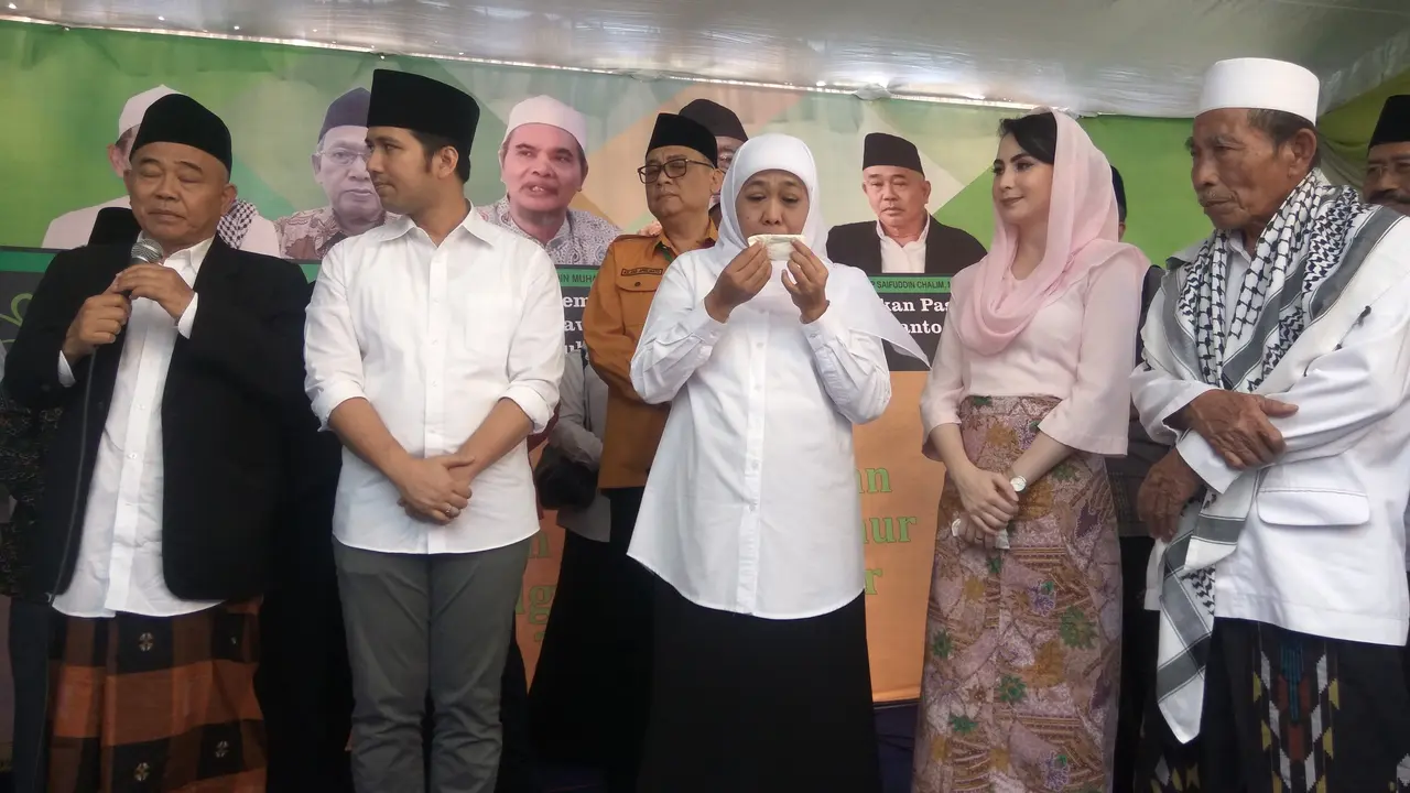 Khofifah Indar Parawansa menangis saat menyambangi Pondok Pesantren Amanatul Ummah Surabaya