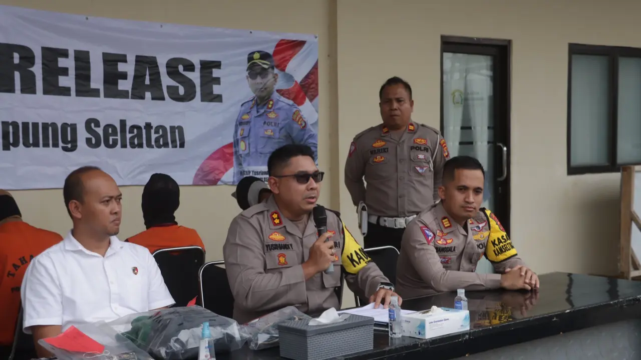 Kapolres Lampung Selatan, AKBP Yusriandi Yusrin saat jumpa pers pengungkapan kasus penganiayaan santri. Foto :( Polres Lampung Selatan)