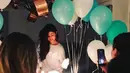 Selain kue ulang tahun, terdapat juga balon-balon berwarna biru toska dan putih menghiasi pesta yang terbilang sederhana. Saat itu Selena tampil dengan outfit yang juga berwarna serba putih. (Instagram/selenagomez)