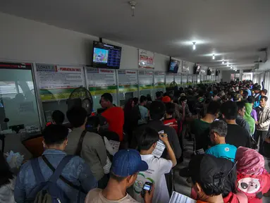 Sejumlah calon penumpang antri membeli tiket kereta api di Stasiun Senen, Jakarta, Senin (28/4/2014) (Liputan6.com/Faizal Fanani).