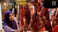 Warga membeli daging sapi di kios penjualan daging Pasar Senen, Jakarta, Kamis (22/6). Harga daging sapi segar diprediksi dapat melonjak hingga Rp 150.000 per kilogram sampai menjelang hari raya Idul Fitri 1438 H. (Liputan6.com/Angga Yuniar)