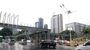 Kendaraan melintas jembatan penyeberangan orang (JPO) Polda Metro Jaya di kawasan Jenderal Sudirman, Jakarta, Sabtu (5/1). Revitalisasi tiga di kawasan Sudirman ditargetkan selesai pada pertengahan Januari 2019. (Liputan6.com/Herman Zakharia)