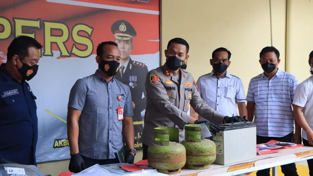 Polisi mengamabkan baterai BTS di Tuban yang dicuri. (Dian Kurniawan/Liputan6.com)