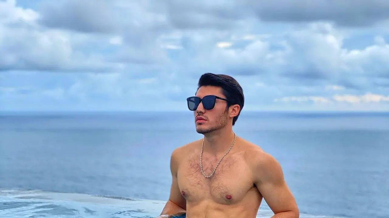 7 Gaya Valentino Peter Pamer ABS Ini Curi Perhatian