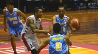 Hangtuah Sumsel (putih) mengalahkan Bimasakti Nikko Steel Malang pada Series 2 Indonesian Basketball League (IBL) 2016 di GOR Bima Sakti, Malang, Selasa (2/2/2016). (Liputan6.com/Rana Adwa)