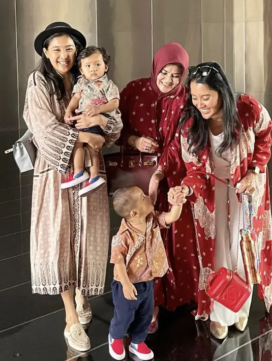 Bersama ibunda dan sang kakak, Olivia tampil denhan outer cokelatnya diserasikan dengan topi hitamnya. Credit Instagram (@oliviazallianty)