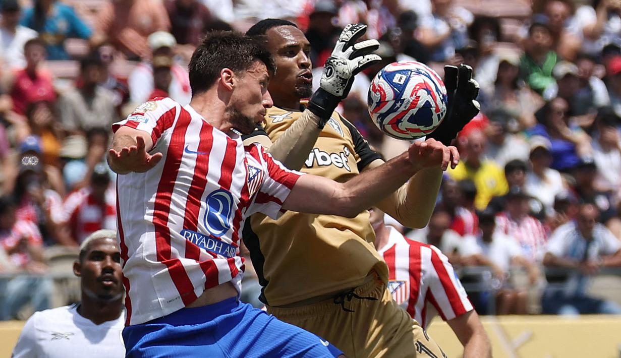 Pemain Atletico Madrid, Clement Lenglet (kiri) berebut bola dengan kiper Botafogo, John dalam laga Grup B Piala Dunia Antarklub 2025 yang berlangsung di Rose Bowl stadium, Los Angeles, Amerika Serikat, Selasa (24/06/2025). (AFP/Patrick T. Fallon)