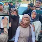 Keluarga Arya Saputra (17) siswa SMK Bina Warga Kota Bogor saat mendatangi Mapolresta Bogor Kota beberapa waktu lalu. Mereka meminta pihak kepolisian menjerat tersangka pembacokan pelajar SMK di Bogor.