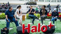 Direktur Sales Telkomsel Adiwinahyu B. Sigit (tengah) menjelaskan tentang berbagai manfaat dan keuntungan Paket Telkomsel Halo+ dalam Acara Global Afternoon with Halo+ hasil kolaborasi dengan salah satu radio ternama yang diadakan di Kawasan Sarinah, Jakarta. (Dok: Telkomsel)