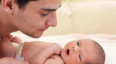 Ekspresi Lucu Ayah Bertato Saat Mengganti Popok Bayinya Parenting Fimela Com