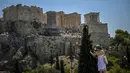 <p>Situs wisata populer lainnya yang mengelilingi Batu Suci tempat Akropolis berdiri, seperti Agora Kuno, akan tetap dibuka. (AFP/Angelos Tzortzinis)</p>