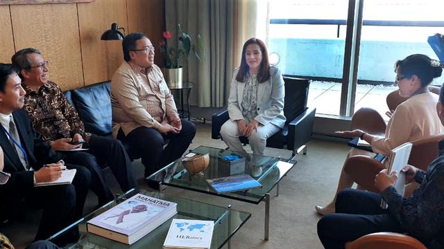 Menteri Bambang Brodjonegoro bersama  Presiden Majelis Umum PBB Maria Fernanda Espinoas Garces.