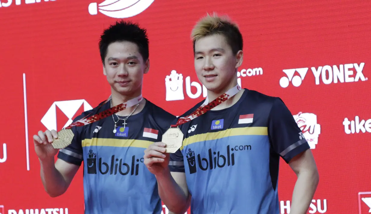 Pasangan Indonesia, Kevin Sanjaya/Marcus Gideon, melakukan selebrasi usai menjuarai Indonesia Masters 2019 dengan mengalahkan Mohammad Ahsan/Hendra Setiawan di Istora, Minggu (27/1). Kevin/Marcus menang 21-17, 21-11. (Bola.com/M Iqbal Ichsan)