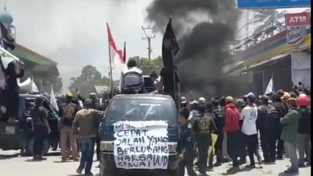 Warga blokade jalan rusak, di Kecamatan Jampang Tengah Kabupaten Sukabumi (Liputan6.com/Istimewa)