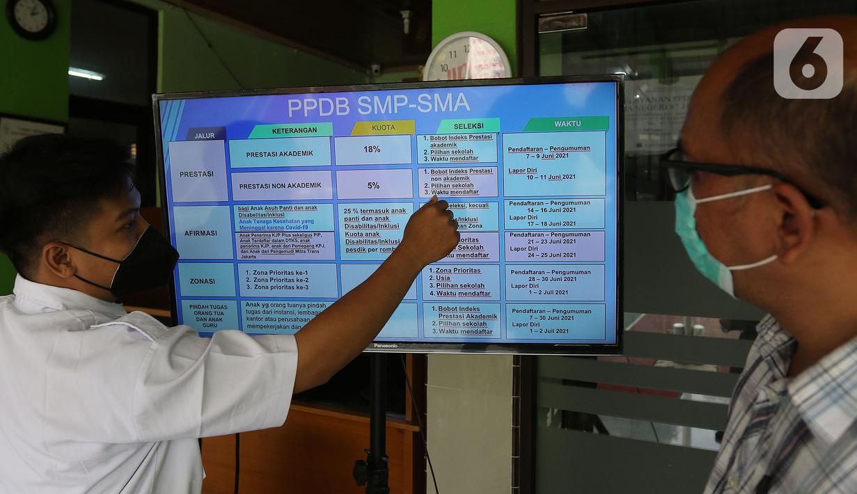 Guru menjelaskan informasi pengajuan akun untuk mengikuti proses Penerimaan Peserta Didik Baru (PPDB) Tahun Pelajaran 2021/2022 di SMA Negeri 87 Jakarta, Senin (7/6/2021).  Proses PPDB DKI Jakarta yang mulai dibuka sejak hari ini, Senin (7/6). (Liputan6.com/Herman Zakharia)