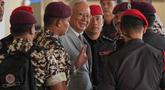 Mantan Perdana Menteri Malaysia, Najib Razak (tengah) dikawal oleh petugas penjara saat tiba di Kompleks Pengadilan Tinggi Kuala Lumpur, Malaysia, Senin 22 Desember 2025. Mahkamah Tinggi Kuala Lumpur pada Senin 22 Desember 2025 menolak permohonan mantan Perdana Menteri Malaysia, Najib Razak, untuk menjalani sisa masa hukumannya sebagai tahanan rumah. (AP Photo/Azneal Ishak)