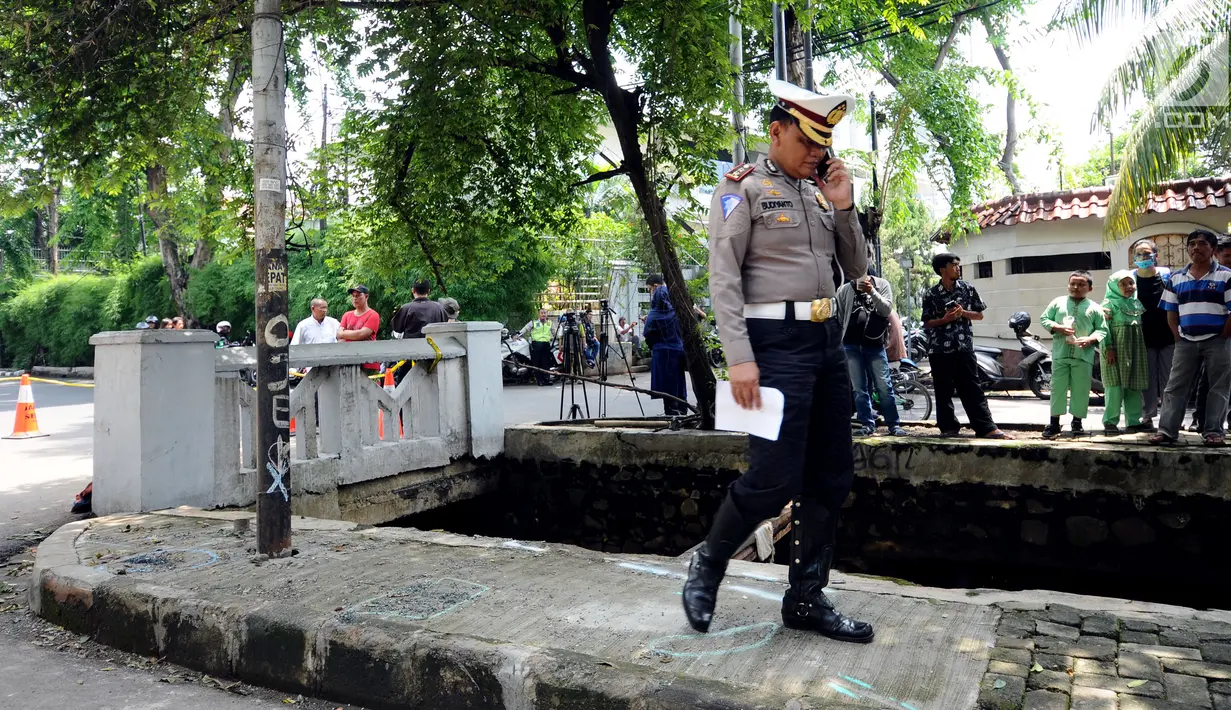 Polisi melakukan olah TKP di lokasi kecelakaan Ketua DPR, Setya Novanto di kawasan Permata Hijau, Jakarta, Jumat (17/11). Sebelumnya, mobil Fortuner yang ditumpangi Setya Novanto menabrak tiang listrik. (Liputan6.com/Helmi Fithriansyah)