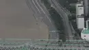 Sebagian jalan utama dekat Sungai Han terendam banjir akibat hujan lebat di Seoul, Korea Selatan, Kamis (6/8/2020). Hujan lebat terus mengguyur Korea Selatan, mendorong pihak berwenang untuk menutup sebagian jalan raya dan mengeluarkan peringatan banjir. (AP Photo/Lee Jin-man)