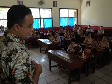 Anies Baswedan melakukan blusukan di 2 sekolah di Depok, Jawa Barat. Foto diambil pada Jumat (14/11/2014) (Dokumentasi Pribadi)