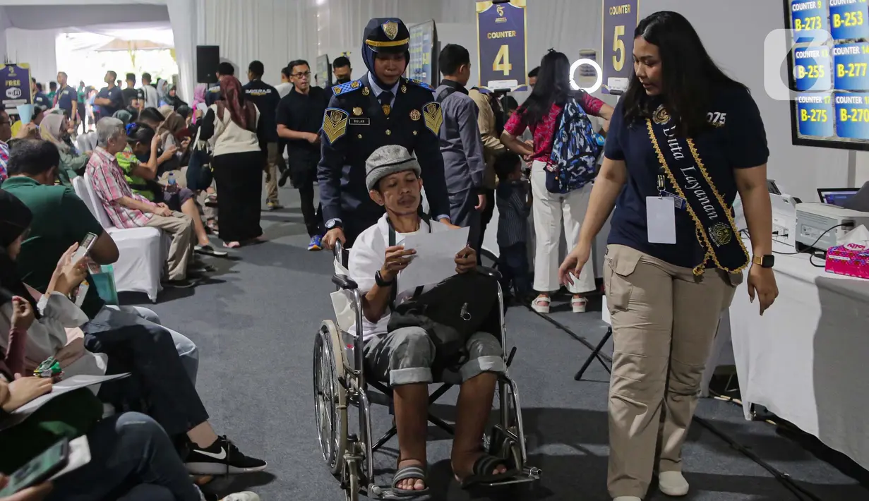 Festival Imigrasi yang digelar di Plaza Parkir Timur Kawasan Gelora Bung Karno (GBK), Jakarta, Minggu (19/1/2025) dimeriahkan dengan beragam kegiatan, salah satunya membuka layanan paspor. (Liputan6.com/Angga Yuniar)