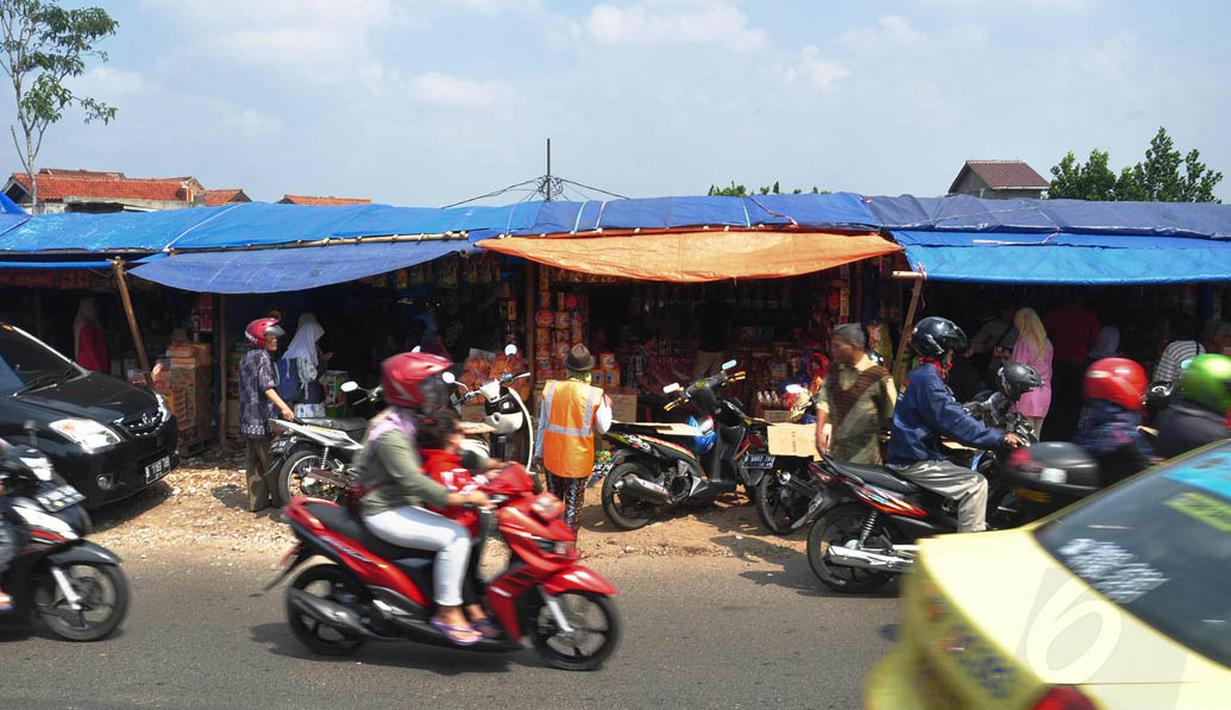 Di sepanjang jalan itu, ratusan toples berisi kue kering Lebaran terlihat berjajar dan menarik pandangan mata pengguna jalan, Jakarta, Minggu (20/7/14). (Liputan6.com/Faizal Fanani)