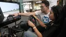 Pembalab mobil touring nasional, M Icshan memberikan coaching clinic menggunakan simulasi virtual racing, Jakarta, Minggu (29/10). One Belpark hadirkan kegiatan skate coaching clinic dan virtual racing. (Liputan6.com/Yoppy Renato)