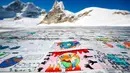 Kartu pos raksasa berukuran sekitar 2.500 meter persegi  di Jungfraufirn, Swiss, 16 November 2018. Pengumpulan kartu pos ini juga untuk memecahkan rekor dunia Guinness sebagai kartu pos terbesar. (Valentin Flauraud/Keystone via AP)