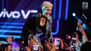 Aksi panggung Agnez Mo pada acara peluncuran Vivo V7 Plus di JIExpo Kemayoran, Jakarta Pusat, Kamis (28/9). Acara tersebut disiarkan secara langsung di sembilan stasiun televisi swasta. (Liputan6.com/Faizal Fanani)