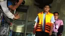Muhammad Adami Okta meninggalkan gedung KPK usai menjalani pemeriksaan di Jakarta, Selasa (20/12). KPK telah menetapkan empat orang tersangka dalam kasus tersebut dengan barang bukti berupa uang senilai Rp2 miliar. (Liputan6.com/Helmi Affandi)