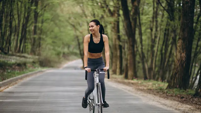 Ilustrasi Wanita Bersepeda