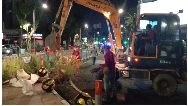 6 Potret Tri Rismaharini Pantau Pembenahan Fasilitas Umum Usai Demo, Sempat Geram