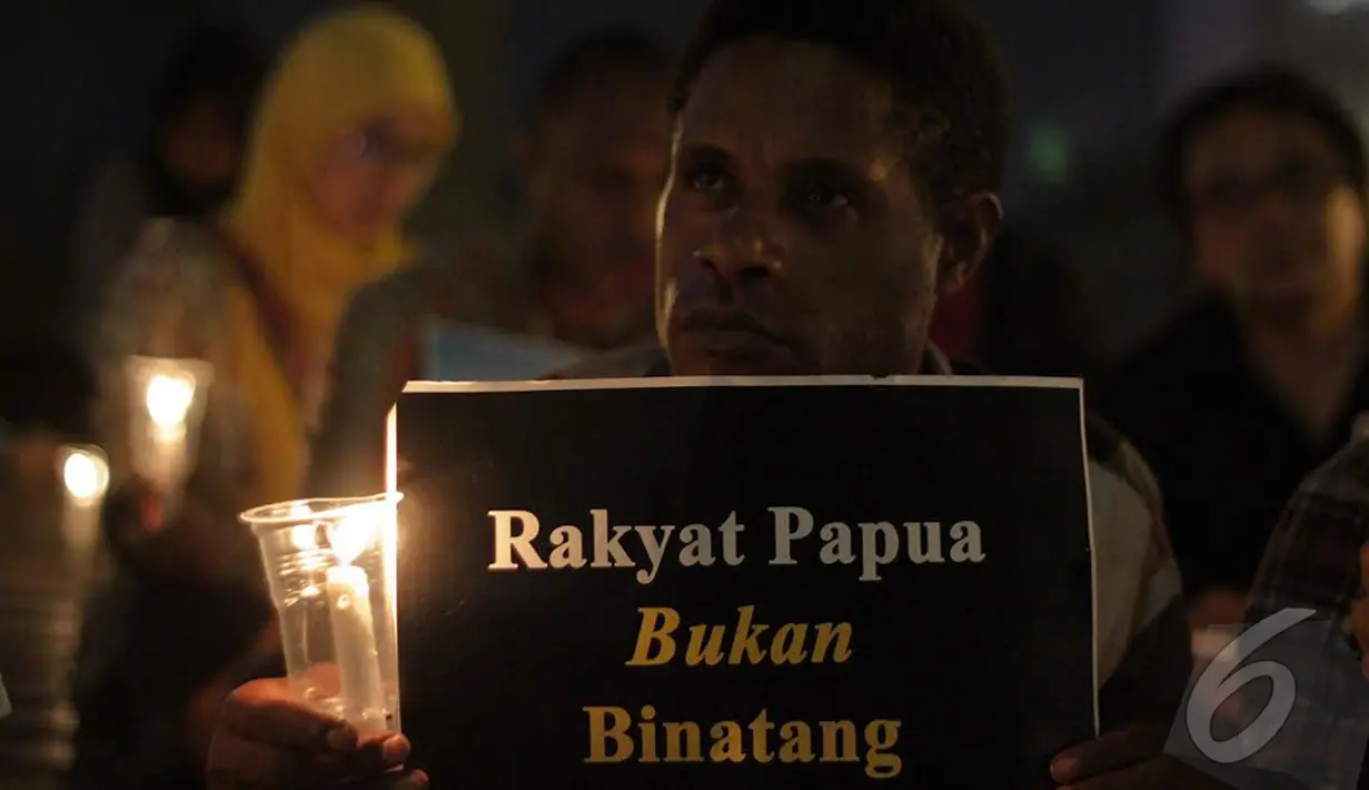 Aksi tersebut sebagai bentuk mengenang, mendoakan dan menuntut keadilan atas penembakan 4 orang warga Paniai Papua saat bentrokan 8 Desember 2014, Jakarta, Kamis (18/12/2014). (Liputan6.com/Faizal Fanani)