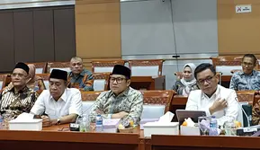 Ketua Tim Pengawas Pelaksanaan Ibadah Haji, Muhaimin Iskandar alias Cak Imin,&nbsp;dalam konferensi pers yang digelar untuk menjelaskan permasalahan kuota haji tahun 2024 di Ruang Sidang Komisi VIII DPR RI, Senayan, Jakarta, Senin (1/7/2024). (Merdeka.com/Alma Fikhasari)